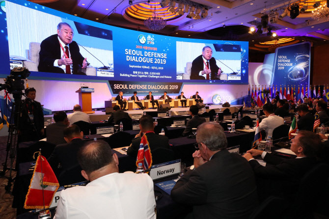 5일 서울 중구 롯데호텔에서 열린 ‘2019 서울안보대화’ 본회의 1세션에서 문정인 청와대 통일외교안보특보(맨 왼쪽)가 ‘한반도 평화프로세스와 국제공조’를 주제로 토론을 진행하고 있다. 이 토론회는 박재민 국방부 차관(왼쪽 두번째부터)과 조지프 디트라니 미국 미주리주립대 교수, 한 팡밍 중국 인민정치협상회의 외사위원회 부주임, 모리모토 사토시 일본 타쿠쇼쿠대학교 총장, 표도르 보이톨롭스키 러시아 세계경제국제관계연구원 원장 등이 패널로 참석했다. [사진=연합뉴스]