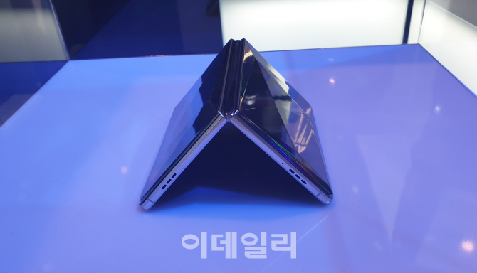 중국 가전·IT(정보기술) 업체 TCL이 6일(현지시간) 개막한 유럽 최대 가전 전시회 ‘IFA 2019’에서 선보인 인폴딩 형태의 폴더블폰 시제품 (사진=김종호 기자)
