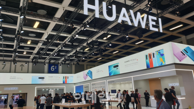중국 IT(정보기술)업체 화웨이(HUAWEI)가 6일(현지시간) 독일 베를린에서 개막한 유럽 최대 가전 전시회 ‘IFA 2019’에 마련한 전시 부스. (사진=김종호 기자)