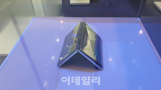 중국 가전·IT(정보기술) 업체 TCL이 6일(현지시간) 개막한 유럽 최대 가전 전시회 ‘IFA 2019’에서 선보인 인폴딩 형태의 폴더블폰 시제품 (사진=김종호 기자)