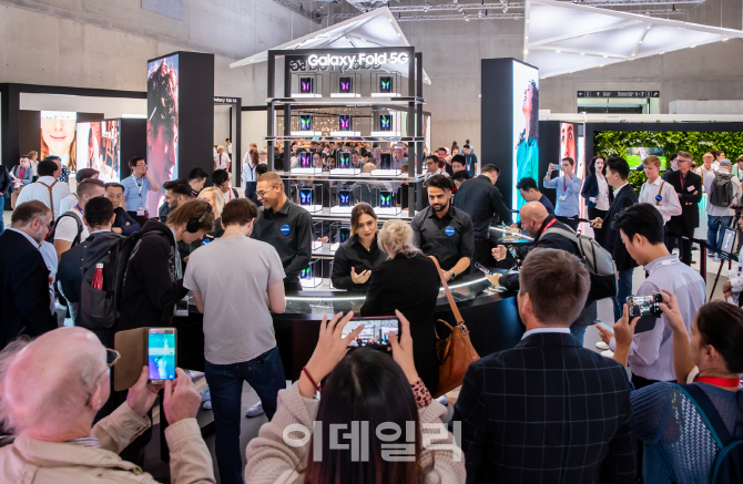 독일 베를린에서 열린 유럽 최대 가전 전시회 ‘IFA 2019’ 에서 삼성전자가 공개한 폴더블폰 ‘갤럭시 폴드’를 체험하기 위해 관람객이 몰리고 있다. (사진=삼성전자)