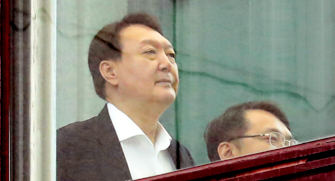 윤석열 검찰총장이 지난 9일 서울 서초동 대검찰청에서 점심 식사를 마치고 이동하고 있다. (사진=연합뉴스)