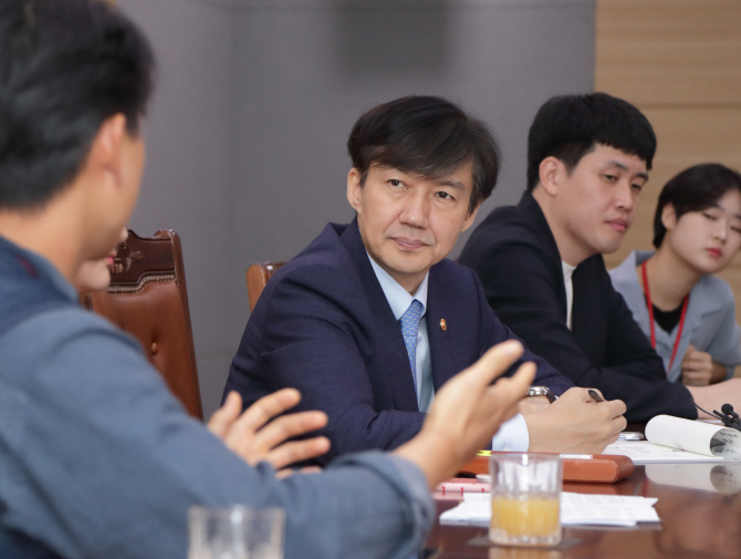 조국(왼쪽 두번째) 법무부 장관이 11일 정부과천청사 법무부에서 청년시민단체 ‘청년전태일’ 회원들을 만나 의견을 듣고 있다. (사진=법무부)