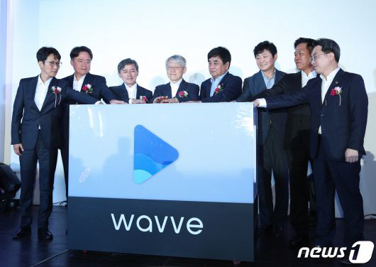 최기영 과학기술정보통신부 장관과 한상혁 신임 방송통신위원장 등이 16일 오후 서울 중구 정동1928아트센터에서열린 온라인동영상스트리밍서비스(OTT) 웨이브 출범식에서 출범 퍼포먼스를 하고 있다. 왼쪽부터 이태현 콘텐츠웨이브 대표, 최승호 MBC 사장, 양승동 KBS 사장, 최기영 과기정통부 장관, 한상혁 방통위원장, 박정훈 SBS 사장, 박정호 SK텔레콤 사장, 고삼석 방통위 상임위원이다. 뉴스1제공
