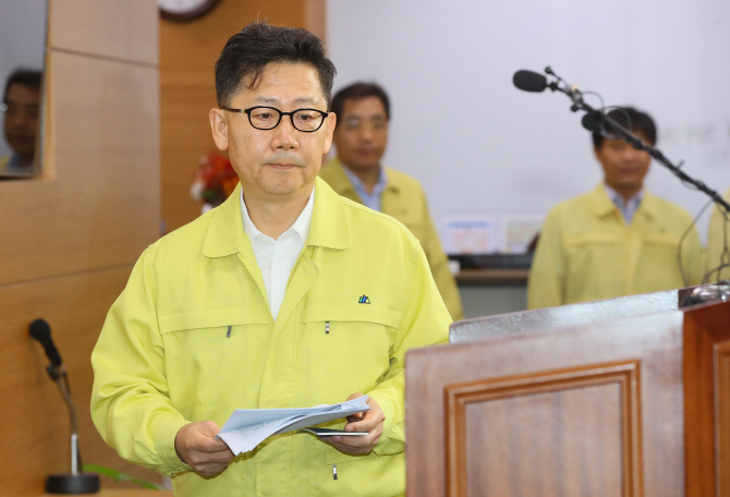 김현수 농림축산식품부 장관이 17일 정부세종청사에서 국내 처음으로 파주에서 발생한 아프리카돼지열병과 관련 브리핑을 위해 입장하고 있다. 연합뉴스 제공