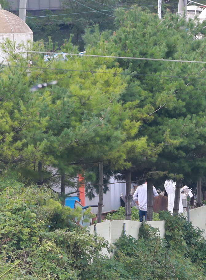 17일 아프리카돼지열병(ASF)이 발생한 경기도 파주시의 한 양돈농장에서 역학 조사를 진행하고 있다. 연합뉴스 제공