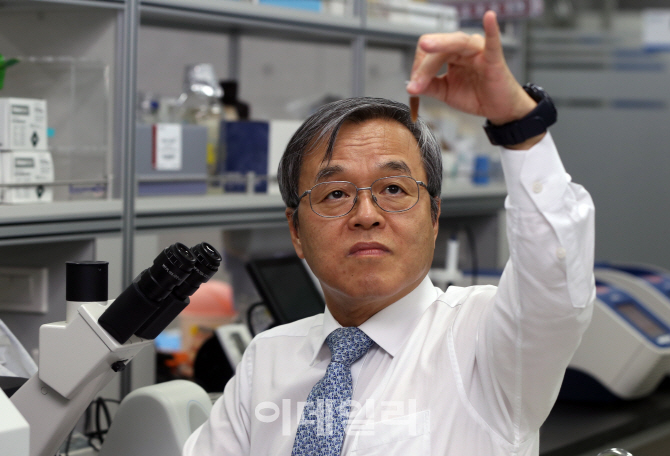 서정선 한국바이오협회 회장은 “글로벌 선두주자로 도약한 바이오산업의 제품개발력과 이미 세계적 IT(정보통신)기술과 인프라를 모두 갖추고 있다는 점에서 세계 어느 나라보다 바이오산업의 미래성장 가능성이 높다”고 진단했다. 김태형 기자