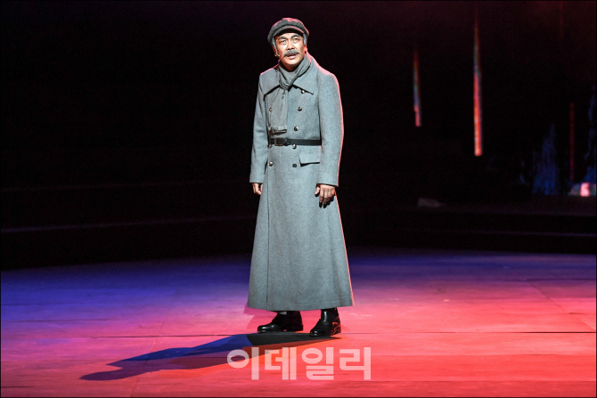 ‘극장 앞 독립군’의 한 장면. 무대 위에 7개 예술단 300여 명의 단원들이 한꺼번에 올라와 장관을 연출한다(사진=세종문화회관)‘극장 앞 독립군’의 한 장면. 말년에 고려극장에서 수위를 하게 된 홍범도 장군(강신구)이 독백을 하고 있다(사진=세종문화회관)