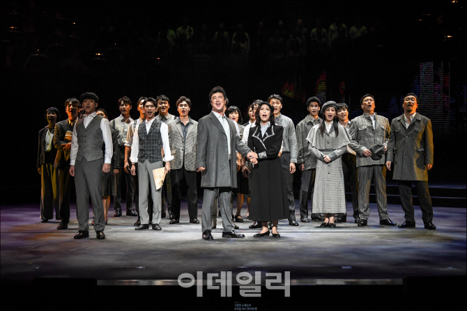 ‘극장 앞 독립군’의 한 장면. 카자흐스탄 공산당 정부로부터 폐관 명령을 받은 고려극장의 배우들이 노래를 하고 있다(사진=세종문화회관)