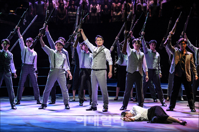 ‘극장 앞 독립군’의 한 장면. 극중 고려극장에서 공연한 ‘날으는 홍범도’에서 홍범도가 이끄는 대한독립군 의병대가 승리를 자축하고 있다(사진=세종문화회관)