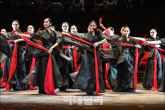 ‘극장 앞 독립군’의 한 장면. 극중 서울시무용단이 춤을 추고 있다(사진=세종문화회관)