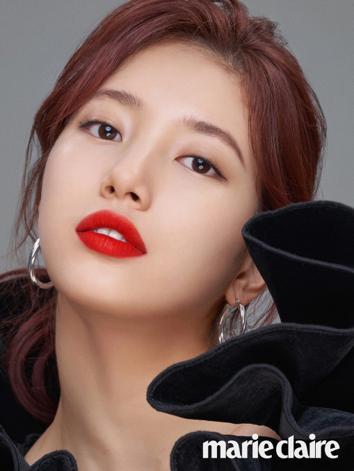 수지의 우아함과 시크한 매력 가득 담은 메이크업 화보. (사진=랑콤)