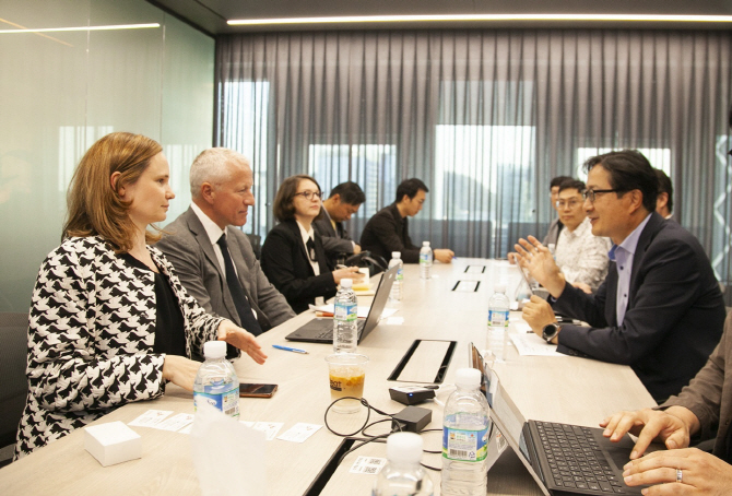 벵트 묄러뢰드 OECD WP-CISP 의장(맨 왼쪽) 일행이 SK텔레콤 5G 스마트오피스에서 5G VDI 도킹 시스템 시연을 보고 있다.박종관 SK텔레콤 5GX Labs장(맨 오른쪽)이 벵트 묄러뢰드 OECD WP-CISP의장(왼쪽에서 두번째)과 네트워크 고도화 등 OECD 미래 ICT 정책에 대해 논의하고 있다.