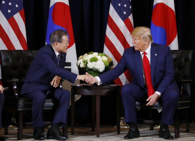 문재인 대통령이 23일 오후 (현지시간) 미국 뉴욕 인터콘티넨털 바클레이 호텔에서 도널드 트럼프 미국 대통령을 만나 반갑게 악수하고 있다.(사진=연합뉴스)