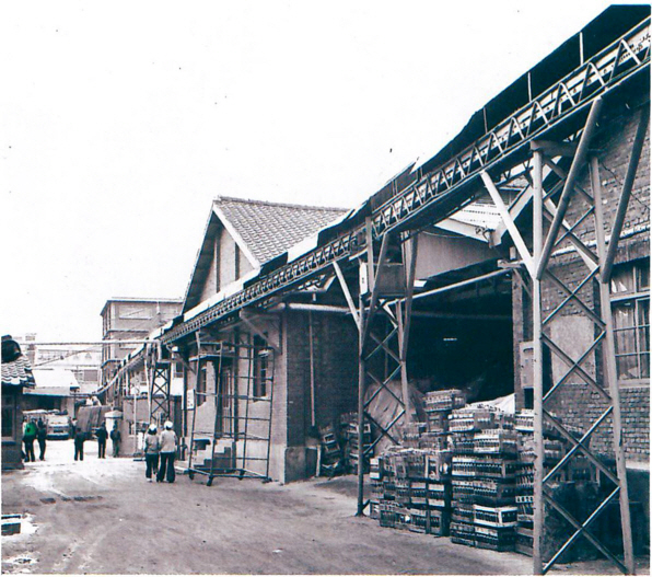 1970년 서울공장과 공병 야적장을 연결하는 컨베이어 벨트 모습. (사진=하이트진로)