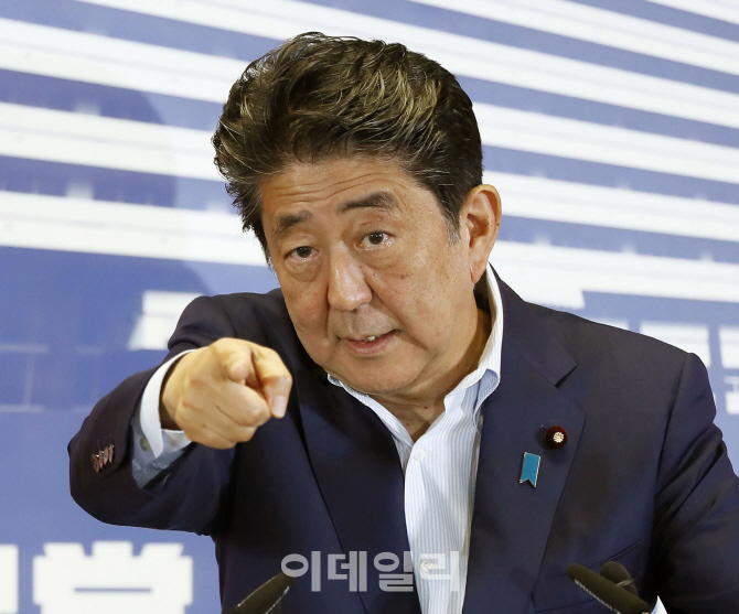 한일관계전문가 호시카 유지는 “아베 신조 정권의 한국 때리기는 이제 시작일 뿐”이라며 그 아래 “1945년 이전 대일본제국으로 돌아가려는 일본 극우세력의 야욕 시나리오가 깔려 있다”고 주장한다 (사진=AP/뉴시스).