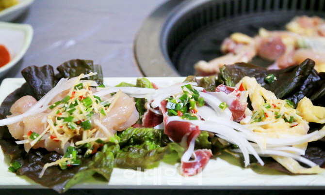 닭육회는 쉽게 접할 수 없는 음식. 바로 잡은 닭이어야만 먹을 수 있어서다. 사진은 전남 구례의 당골식당 닭육회.