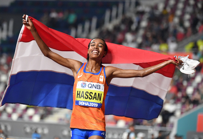 에티오피아 난민 출신 시판 하산(네덜란드)가 29일(한국시간) 카타르 도하에서 열린 2019 세계육상선수권 여자 1만m  결승에서 1위로 통과한 뒤 국기를 들고 트랙을 돌며 기쁨을 만끽하고 있다. (사진=AFPBBnews)