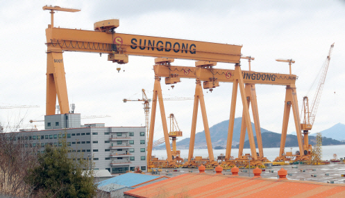 경남 통영에 위치한 성동조선해양의 작업장 전경. (사진=연합뉴스 제공)