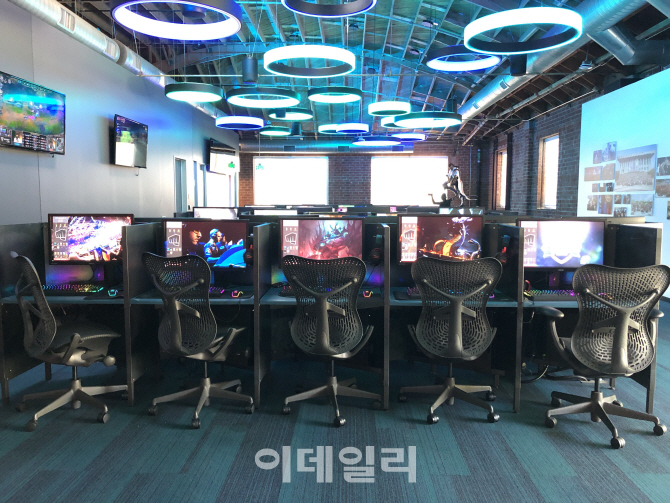 라이엇게임즈 LA본사에 조성된 한국형 PC방. 평소 직원들이 게임을 즐길 수 있으며 내부에서 게임대회를 열기도 한다. 사진 김혜미 기자