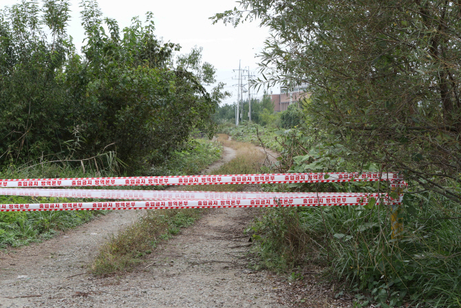 2일 아프리카돼지열병(ASF)이 발생한 경기도 파주시 적성면의 한 돼지농장에 출입 통제선이 설치돼있다. 연합뉴스 제공