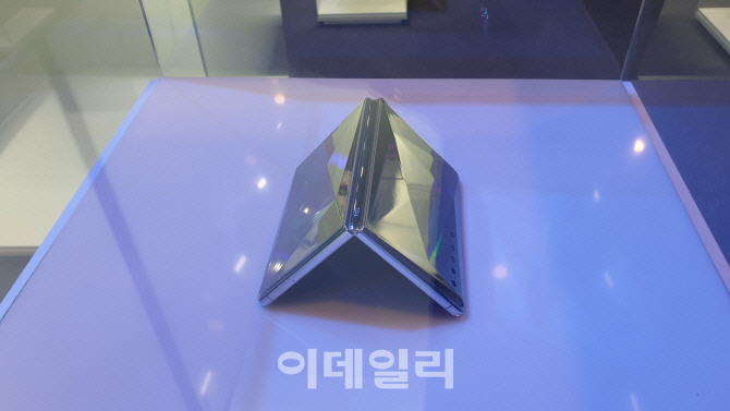 중국 가전·IT(정보기술) 업체 TCL이 지난 달 독일 베를린에서 열린 유럽 최대 가전 전시회 ‘IFA 2019’에서 선보인 인폴딩 형태의 폴더블폰 시제품. 삼성전자의 ‘갤럭시 폴드’처럼 이중구조 힌지를 채택했고 소재감부터 로고 위치까지 비슷한 디자인을 보였다.