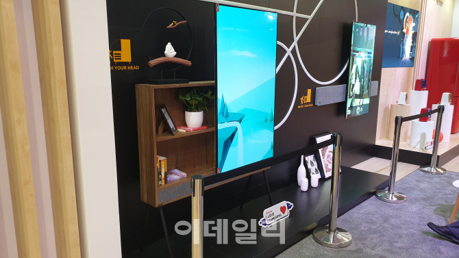 중국 TV 업체 창홍이 지난 달 독일 베를린에서 열린 유럽 최대 가전 전시회 ‘IFA 2019’에서 선보인 TV 시제품. 삼성전자 ‘더 세로 TV’와 LG전자 ‘오브제 TV’를 합친 듯한 형태를 하고 있다.