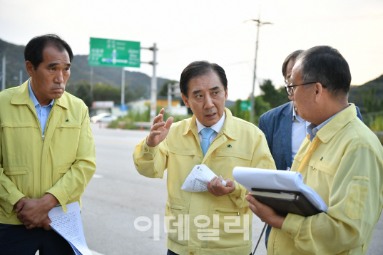 방역태세를 점검하는 박윤국 시장.(사진=포천시)