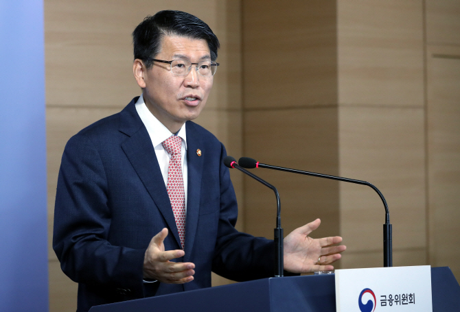 은성수 금융위원장이 10일 오전 종로구 세종대로 정부서울청사에서 취임 한 달만에 첫 기자간담회를 하고 있다.(사진=뉴스1)