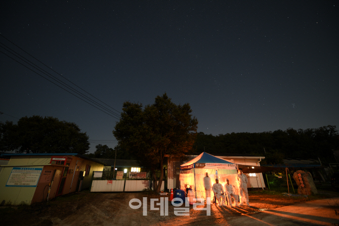 어두운 밤하늘 속에서도 국군장병들이 지키는 ASF방역초소는 밝은 빛을 내고있다.(사진=포천시)