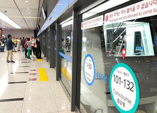 여행객들이 인천공항 탑승동에서 셔틀트레인 탑승을 위해 기다리고 있다.