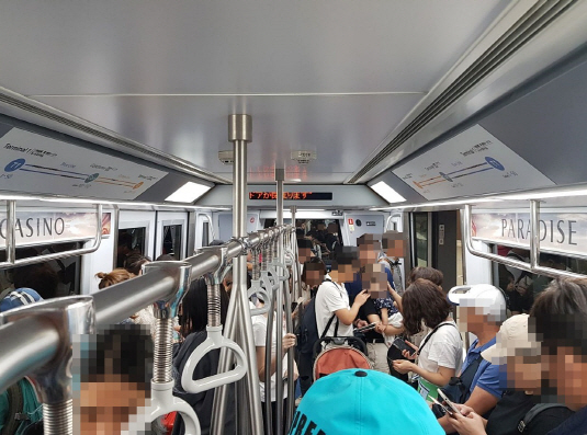 여행객이 탑승한 인천공항 셔틀트레인.