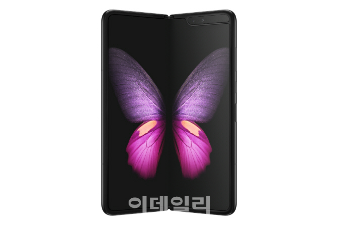 지난달 6일 국내에 첫 공식 출시된 삼성전자의 첫 폴더블폰 갤럭시 폴드에 대한 초과 수요는 출시 한달여가 지나면서 다소 해소되는 모습이다. (사진= 삼성전자)