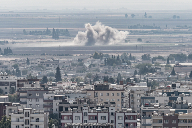 터키가 13일(현지시간) 시리아 국경지역의 쿠르드족에 공격을 가해 연기가 피어오르고 있다. (사진=AFP)