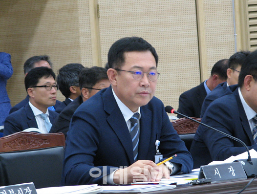 박남춘 인천시장이 15일 인천시청 대회의실에서 열린 국회 행정안전위원회 국정감사에서 국회의원의 질문을 듣고 있다. (사진 = 이종일 기자)