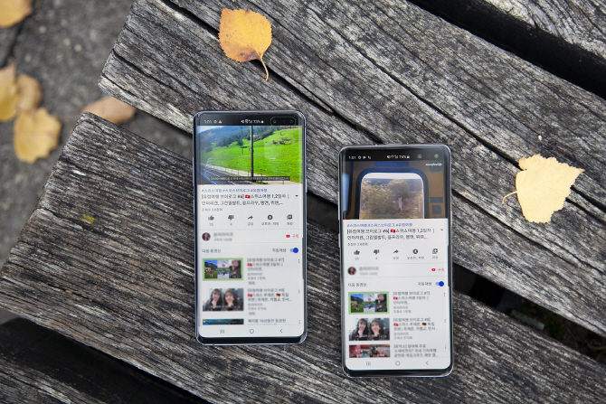 ▲스위스 취리히 시내 스위스콤 사옥 인근의 풀스5 광장에서 삼성 갤럭시 S10 5G단말기(왼쪽)과 갤S10 LTE단말기로 시연하는 모습이다.