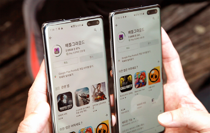 ▲스위스 취리히 시내 스위스콤 사옥 인근의 풀스5 광장에서 삼성 갤럭시 S10 5G단말기(왼쪽)과 갤S10 LTE단말기로 배틀그라운드를 다운로드 받는 모습이다.