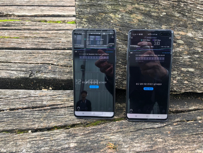 ▲스위스 취리히 시내 스위스콤 사옥 인근의 풀스5 광장에서 삼성 갤럭시 S10 LTE단말기와 갤럭시 S10 5G단말기로 다운로드 및 업로드 속도를 측정한 모습이다. 다운로드 기준으로 LTE는 140Mbps, 5G는 586Mbps로 5G 속도가 4배이상 빨랐다.
