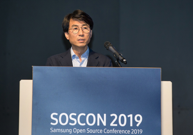 조승환 삼성리서치 부소장(삼성전자 부사장)이 16일 서울 서초구 삼성전자 서울R&D캠퍼스에서 열린 ‘삼성 오픈소스 컨퍼런스(SOSCON) 2019’에서 환영사를 하고 있다. 삼성전자 제공