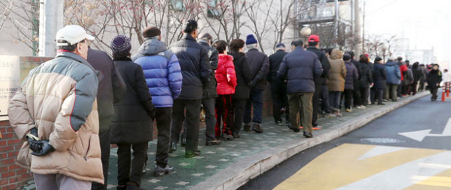 인천시 남구 노인인력개발센터에 구직 신청을 하려는 어르신들이 길게 줄지어 있다. 연합뉴스 제공