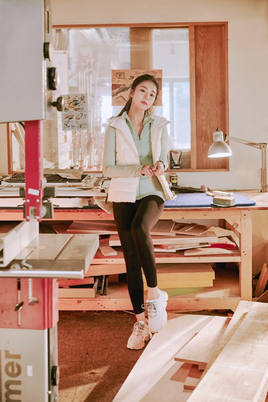 에어플라이 구스다운 베스트와 뉴지니 에어쿨링 레깅스.(사진=안다르)