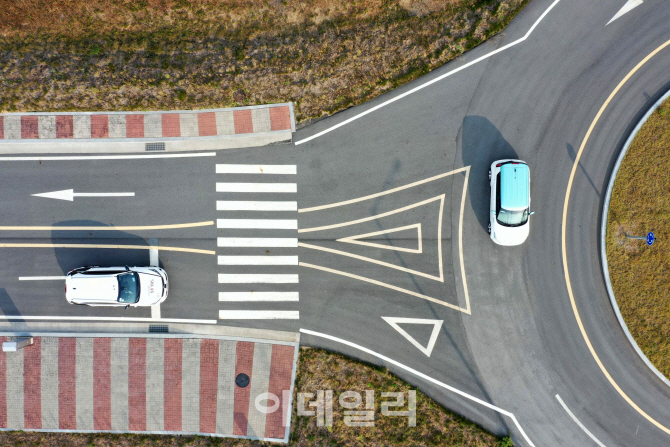 현대모비스 자율주행차에 적용된 KT의 5G 커넥티드카 기술이 어떻게 안전하고 효율적인 주행을 돕는지 다양한 시나리오 속에 담아 시연하고 있다.(사진=현대모비스)