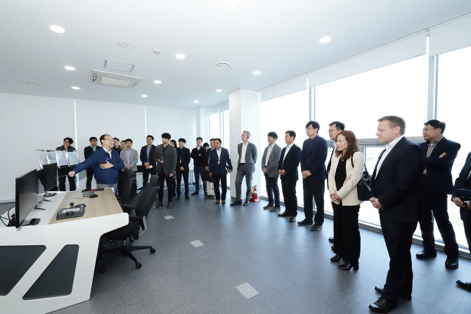 ▲충남 서산 현대모비스 서산주행시험장에서 21일 열린 기술교류회에서 관계자들이 기술교류 성과에 대한 설명을 듣고 있다.