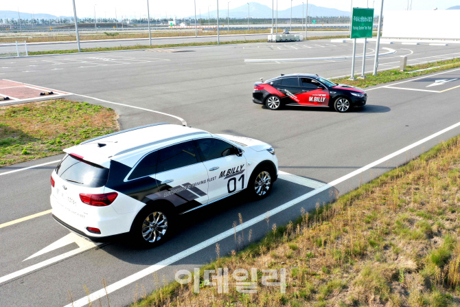 현대모비스 자율주행차에 적용된 KT의 5G 커넥티드카 기술이 어떻게 안전하고 효율적인 주행을 돕는지 다양한 시나리오 속에 담아 시연하고 있다.(사진=현대모비스)