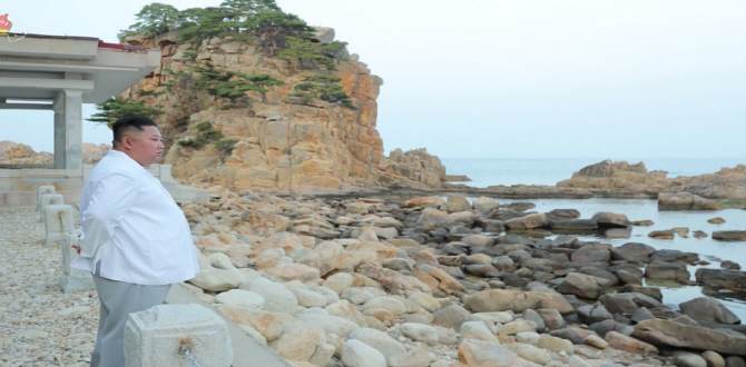 김정은 북한 국무위원장이 금강산관광지구를 현지지도하고 금강산에 설치된 남측 시설 철거를 지시했다고 조선중앙TV가 23일 보도했다. 사진은 중앙TV가 공개한 김 위원장의 시찰 모습. (사진=연합뉴스)