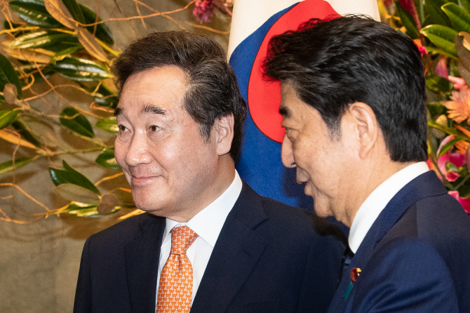 △이낙연 국무총리가 24일 오전 일본 도쿄(東京) 총리관저에서 아베 신조(安倍晋三) 총리와 함께 면담장으로 이동하고 있다. [사진=연합뉴스 제공]