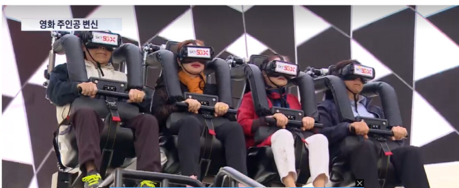 ▲‘한국영화 100년 기념 축하행사’가 열린 서울 광화문 광장에서 ‘5GX 시네마’를 체험 중인 시민들. 출처:TV조선