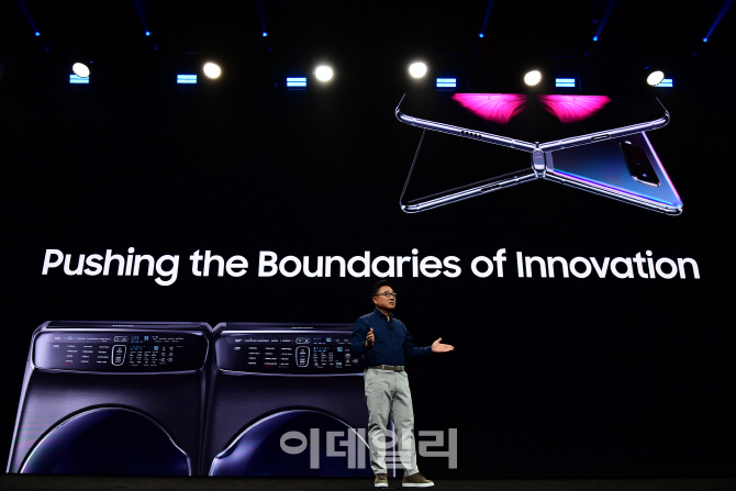 고동진 삼성전자 IM(IT·모바일)부문장(사장)은 기조연설에서 “세계 최고 수준의 개발자·파트너들과의 협력이 없었다면 삼성전자는 지금 같은 광범위하고 안전한 생태계를 구축할 수 없었을 것”이라며 “앞으로도 언제, 어디서나 끊김 없이 자연스럽게 연속되는 새로운 모바일 경험을 제공하기 위한 혁신을 지속할 것”이라고 말했다.