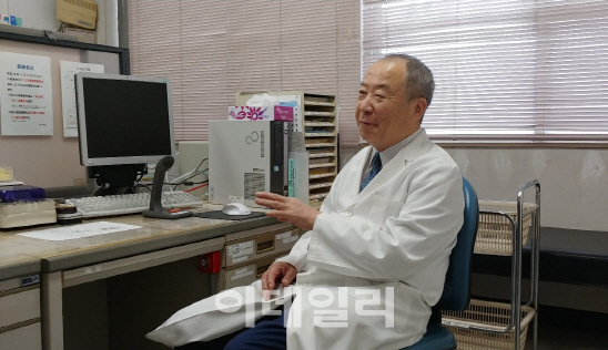 히구치 스스무 쿠리하마의료센터 원장이 가나가와현 요코스카시에 위치한 병원에서 기자와 인터뷰를 하고 있다. (사진= 박기주 기자)