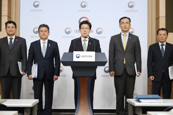 조명래 환경부 장관이 1일 정부서울청사에서 관계부처와 합동으로 제3차 미세먼지 특별대책위원회를 마친 뒤 미세먼지 관리 종합계획·미세먼지 고농도 시기(2019년 12월∼2020년 3월) 대응 특별대책을 발표하고 있다.(사진=연합뉴스)